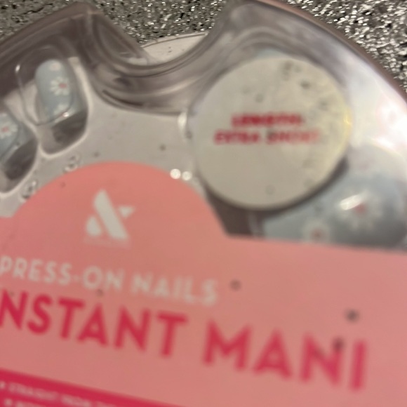 New in box extra short length baby blue white daisies presson nails instant Mani - Picture 2 of 6